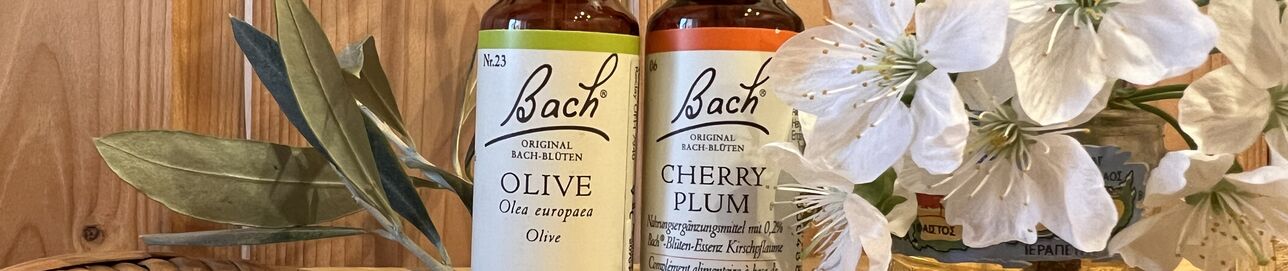 Bachblüten-Fläschchen Olive und Cherry Plum mit Kirschblüten